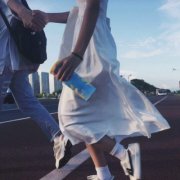 情侣不露脸不露头拉手奔跑部位头像图片