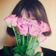 女生短发捧花遮脸头像图片