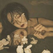 意境超酷滤镜的女生头像图片