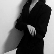 微信高冷黑色系女生头像真人