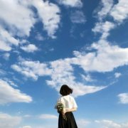 清新蓝天白云女生头像侧脸背影图片