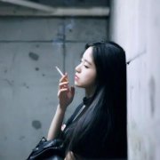 微信高冷抽烟女生头像霸