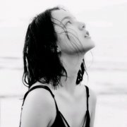 微信高清女生伤感黑白头像图片