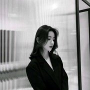 微信高冷气质女黑白头像图片