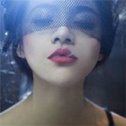 霸气红唇女生吐烟头像图
