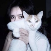 真人抱猫高冷女生头像图