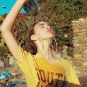 女生朝自己浇水的头像图片