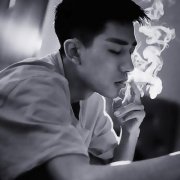 微信男生沉默忧伤图片头像