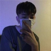 微信头像男生帅气举手机自拍图片