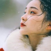 冬季雪中伤感女生头像图片