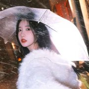 雪中打伞女生头像 初雪纷