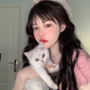 2025抱猫女生头像图片