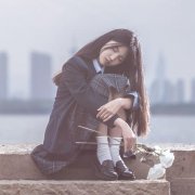 学院风伤感拿花女生头像