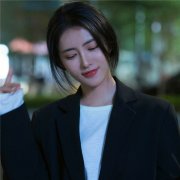 穿黑色西装清纯女生头像